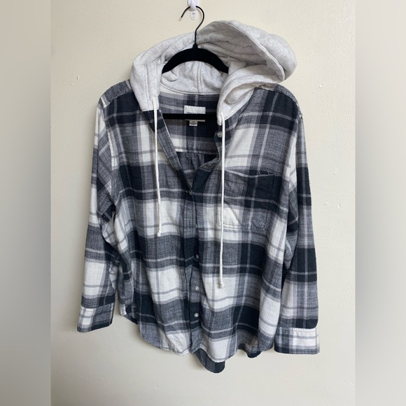 American Eagle Outfitters Tops - Cute American eagle black and white hooded flannel